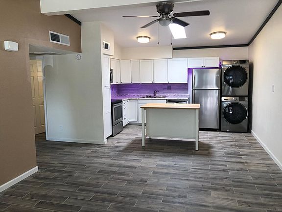 Great Room (Kitchen LED lights color can be changed)