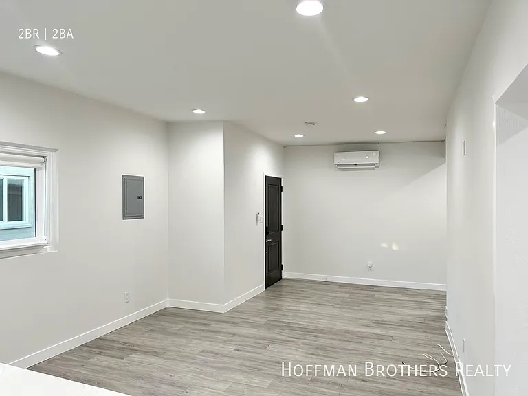 608 1/2 W Hillcrest Blvd — Photo 1