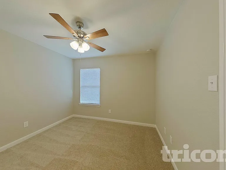 1214 Crescent View Dr — Photo 3