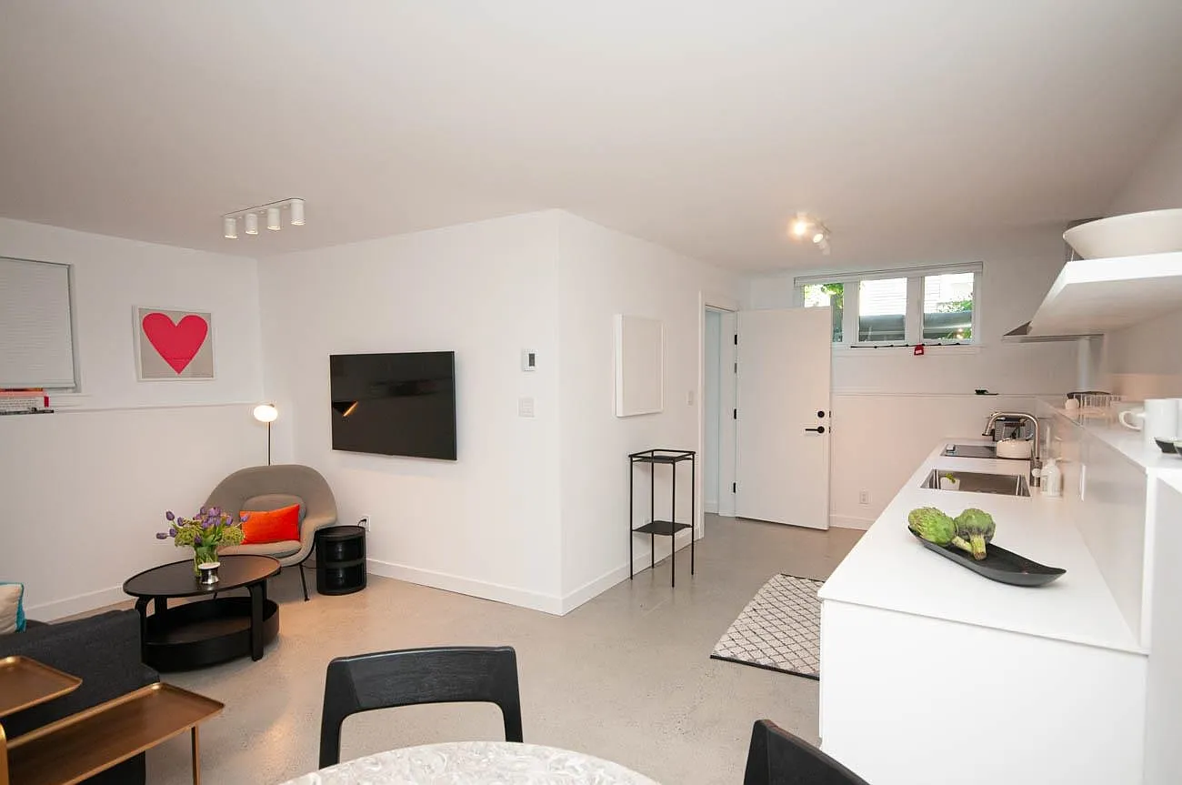 Studio, 800 sqft, $2,400 — Photo 4