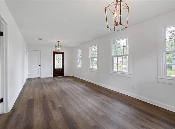 3rd image of 915 Highland Ave