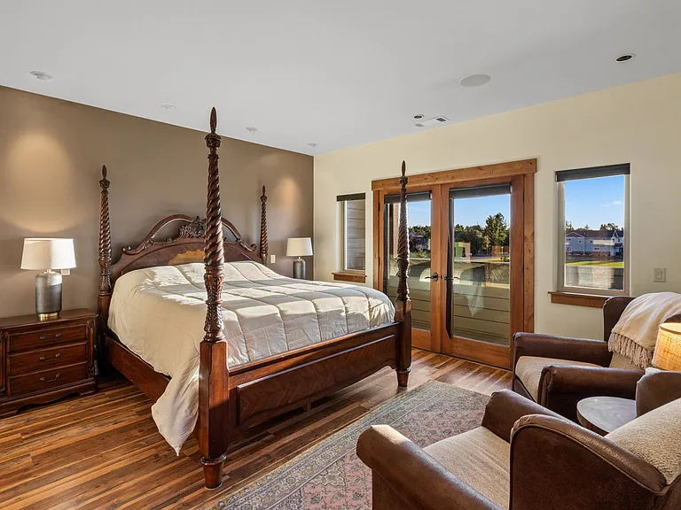 King master suite with French doors to balcony.