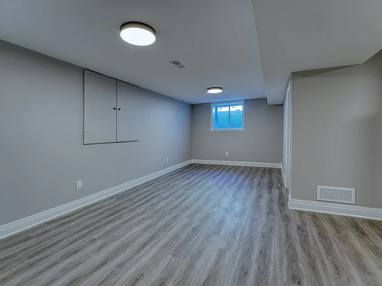 795 Aylmer Cres #2 — Photo 15