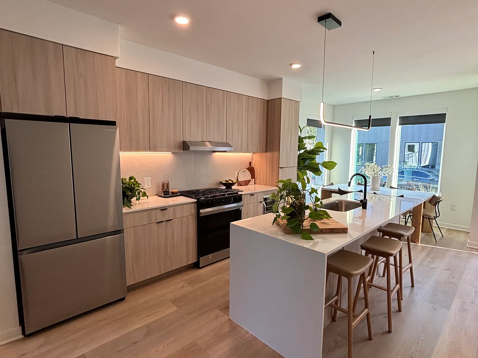 4 bed, 1102 sqft, $3,725 — Photo 3