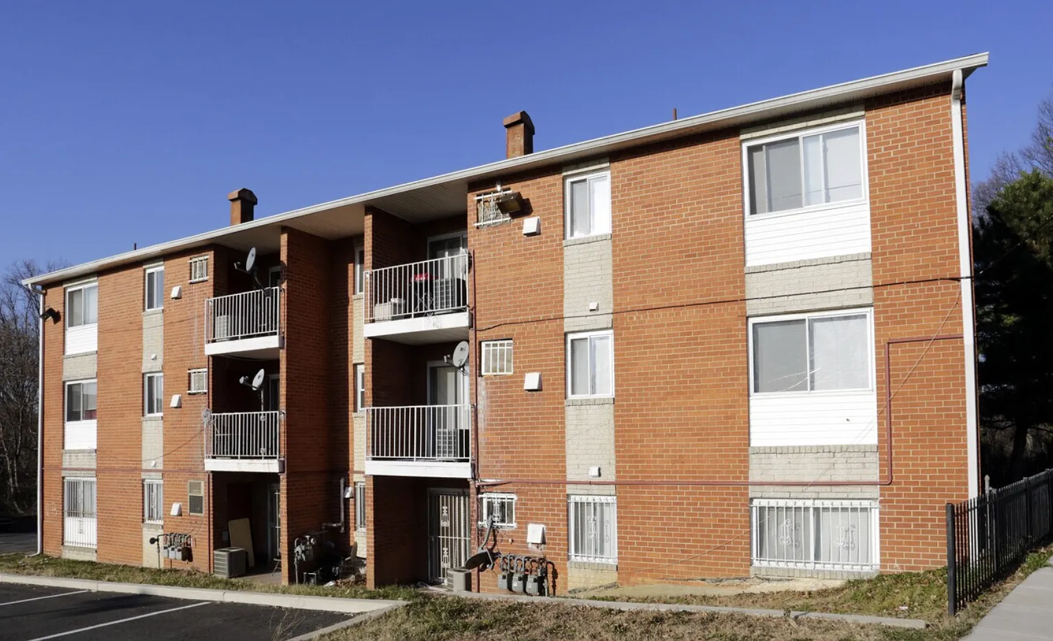 4 bed, $2,395 — Photo 1
