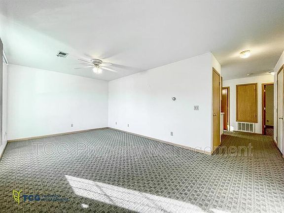4th image of 2127 Fox Hill Ln