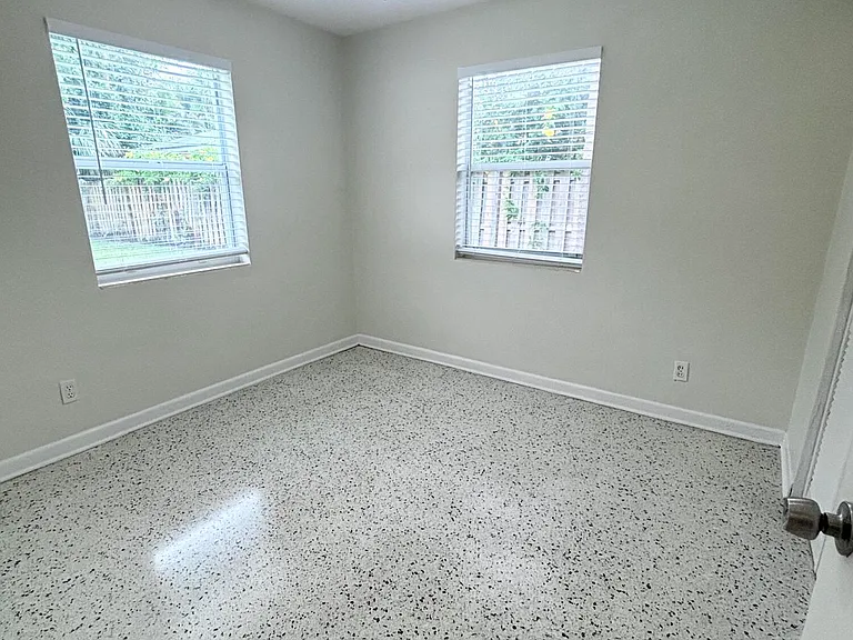 218 Seville Rd — Photo 10