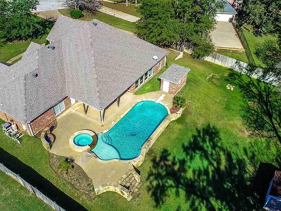 3rd image of 17051 Lake Cir