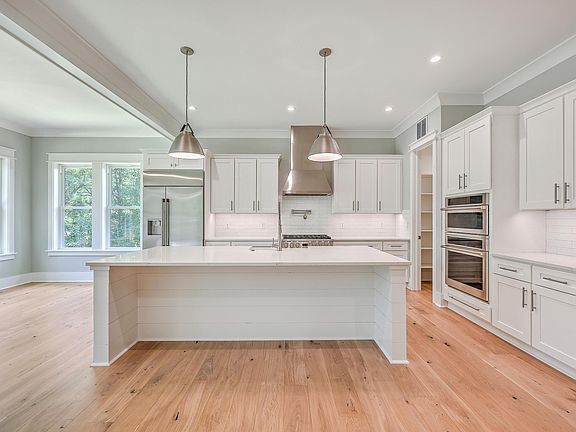 4th image of 805 Geddings Way