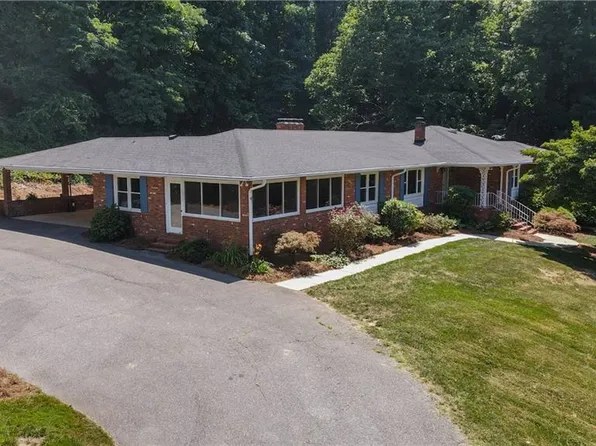 3420 Quarterstaff Pl, Winston Salem, NC 27104