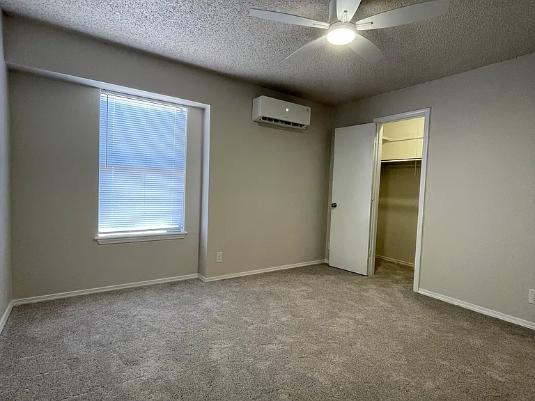 107 W Groves St #7 — Photo 7