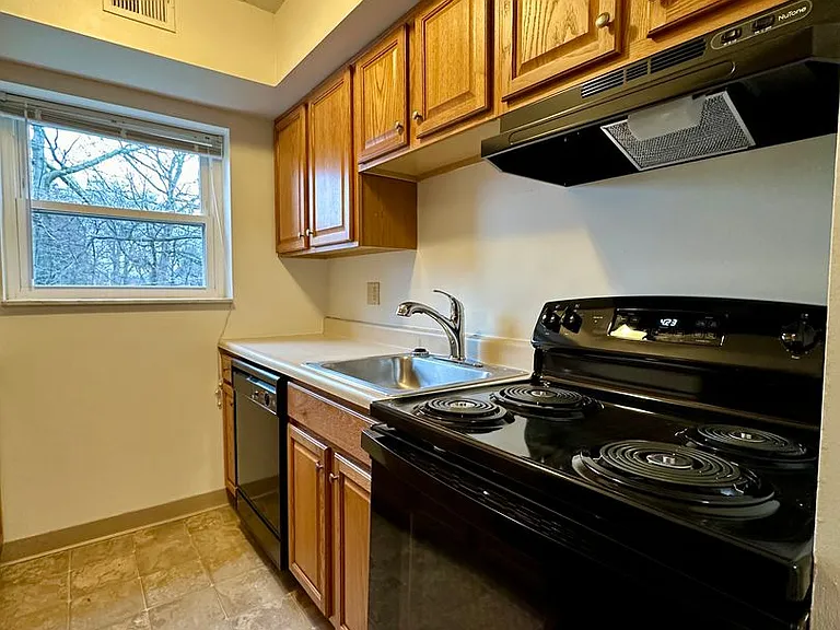 360 Maryland Ave — Photo 61