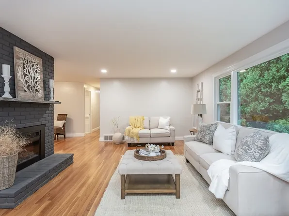 128 Slocum Rd, Dartmouth, MA 02747