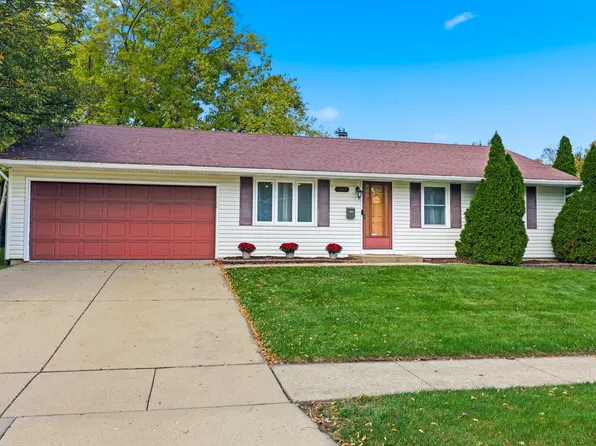 1687 S Green Meadows Blvd, Streamwood, IL 60107