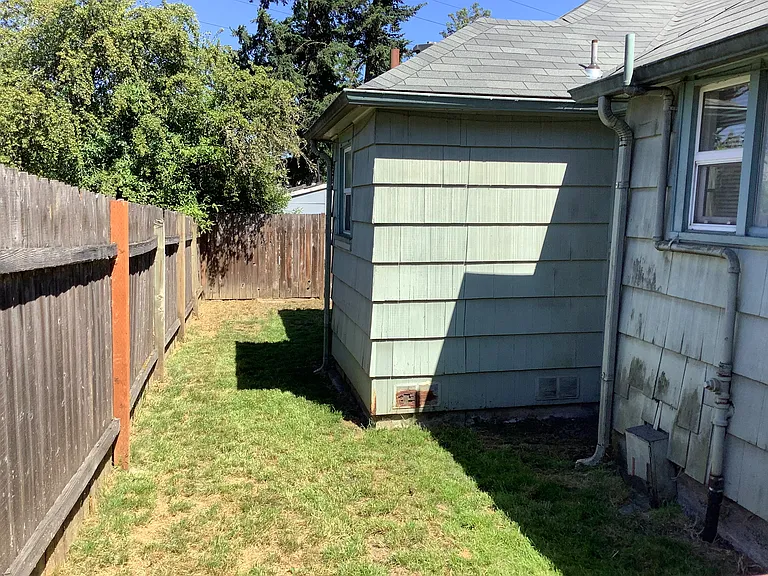 2709 E 16th Ave — Photo 15