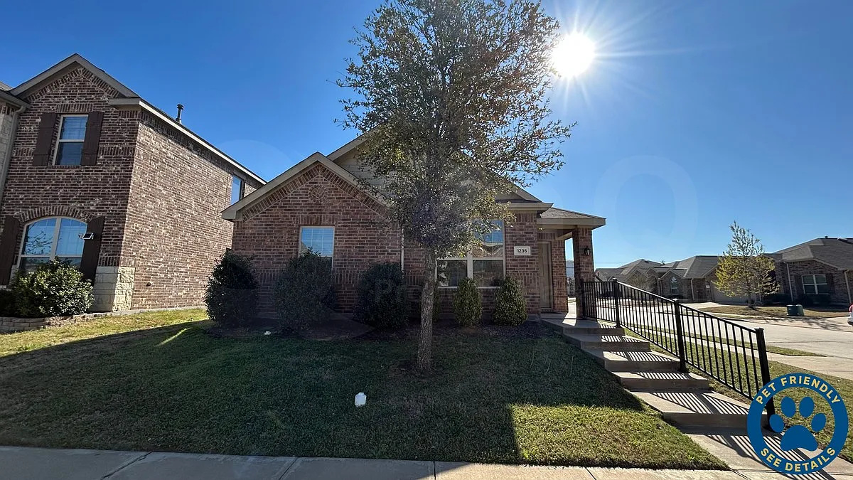 3 bed, 2.0 bath, 1456 sqft, $1,950 — Photo 1