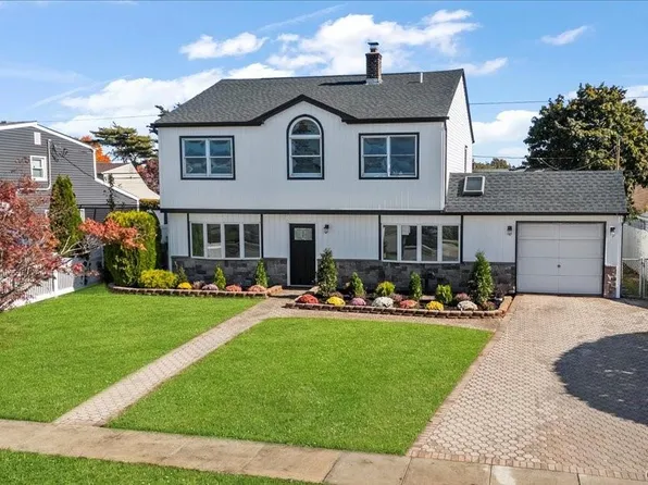 89 Ridge Lane, Levittown, NY 11756