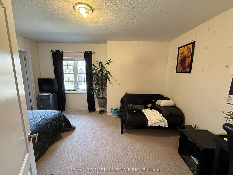 499 Thompson St — Photo 15