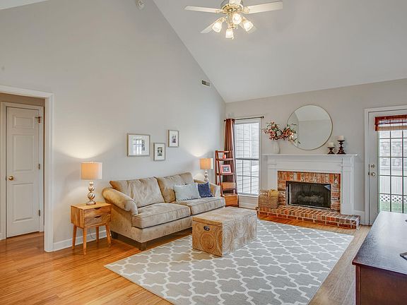 3rd image of 2878 Sutherland Dr