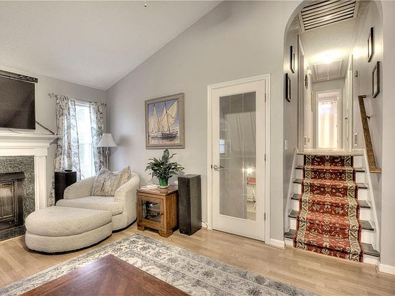 5th image of 26 Stonebrook Dr