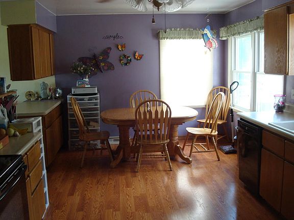5th image of 916 Eisenhower St