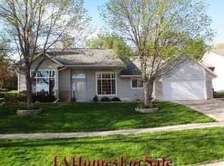 2804 Camelot Ave NW, Cedar Rapids, IA 52405