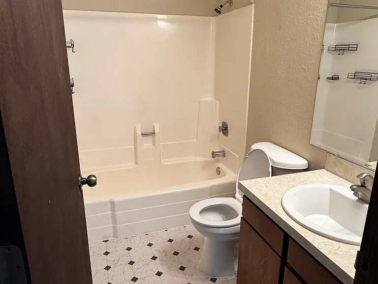 427 Hewitt Ave #13 — Photo 8