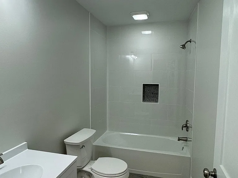 726 E Saint Catherine St — Photo 21