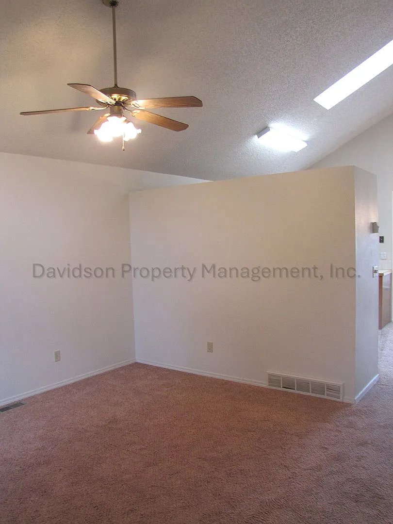 Charming 3 Bedroom House in Northeast Colorado Springs — Photo 2