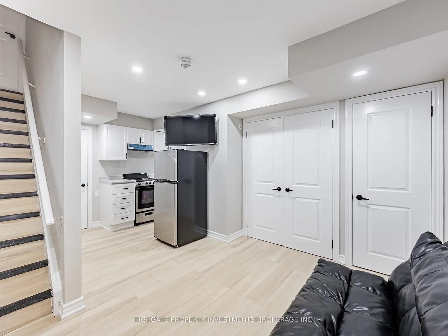 Studio, $899 — Photo 4