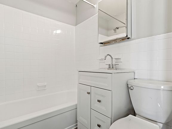 Experience luxury in this modern bathroom, designed with simplicity and elegance.