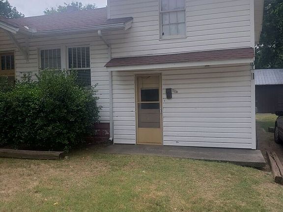 2nd image of 916 W Brooks St #A