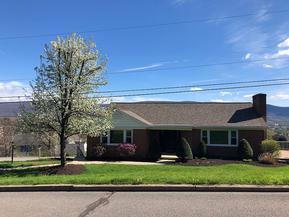 Ranch home with brick veneer