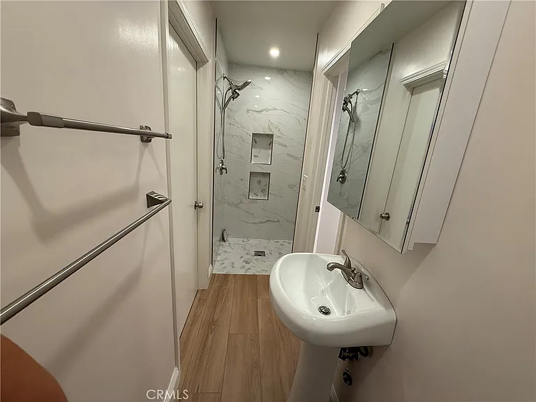5621 Kenwood Ave — Photo 16