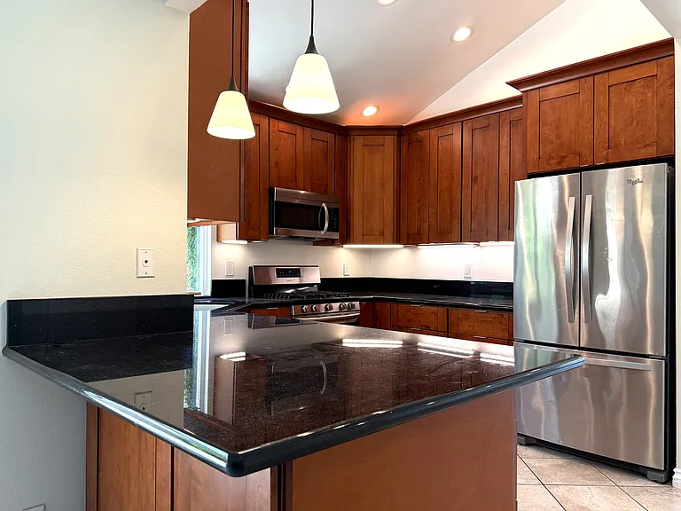 Kitchen showing peninsulsa seating.