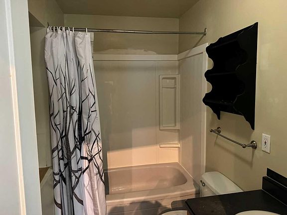 4th image of 4923 49th St