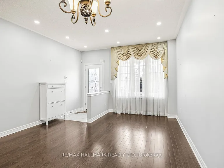 33 Tomabrook Cres — Photo 2