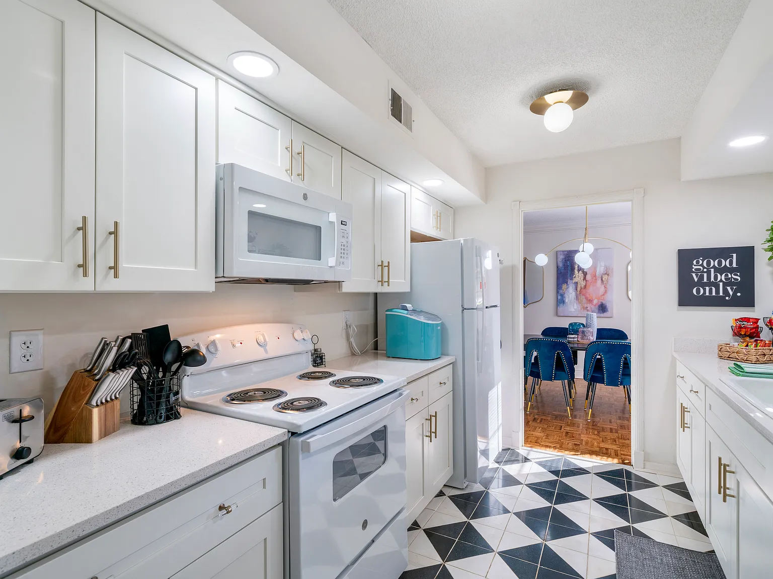 3 bed, 2.5 bath, 1668 sqft, $2,000 — Photo 4