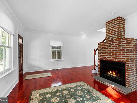 5th image of 125 Dewey Ave