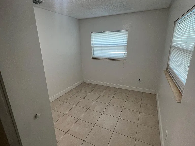 4413 SW 32nd Ave #2 — Photo 5