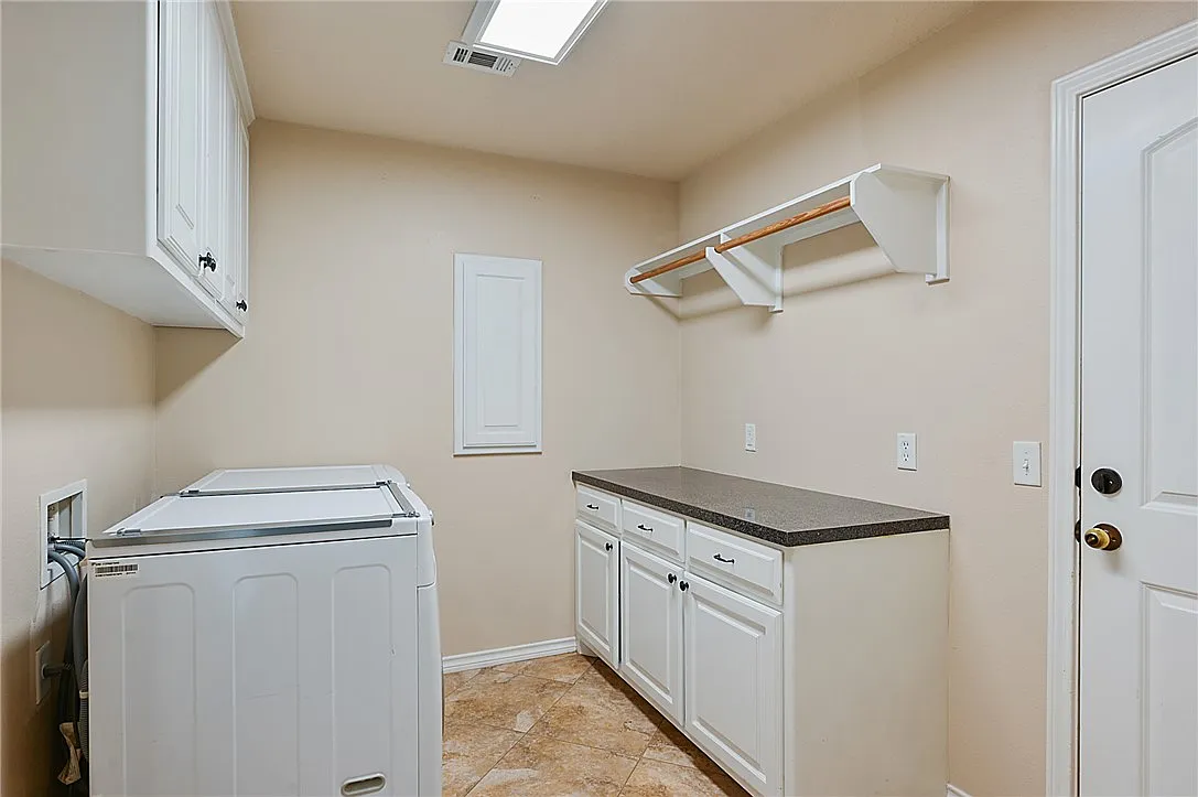 3 bed, 1729 sqft, $2,200 — Photo 2