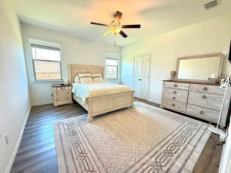 1601 Lake Grove Dr — Photo 6