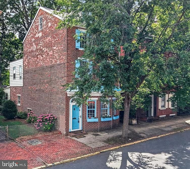 1st image of 419 Delaware St