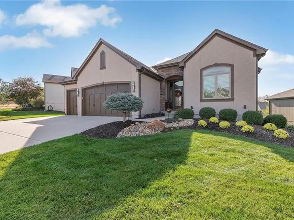 9808 Garden St, Shawnee, KS 66227
