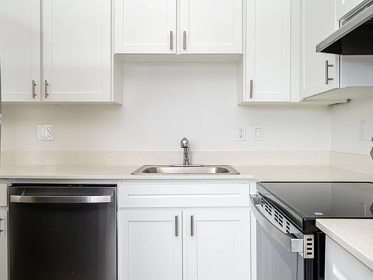 81 Powell — Photo 11