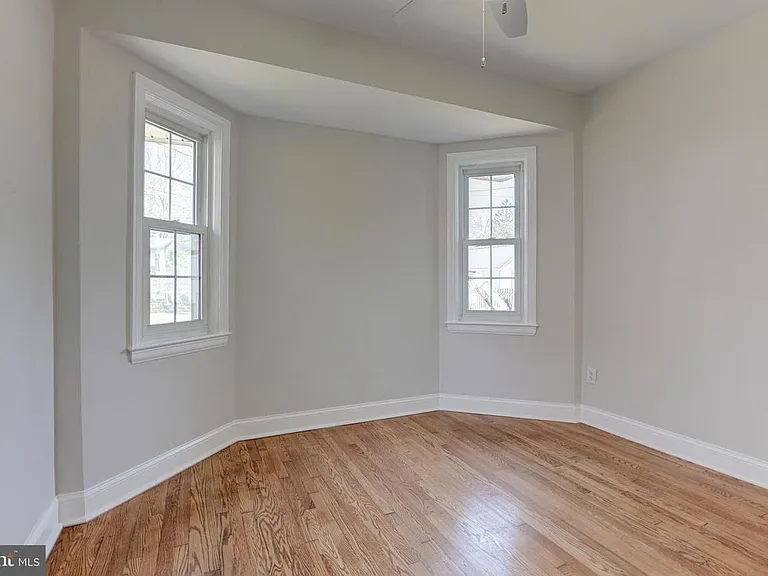702 Kingston Rd — Photo 35