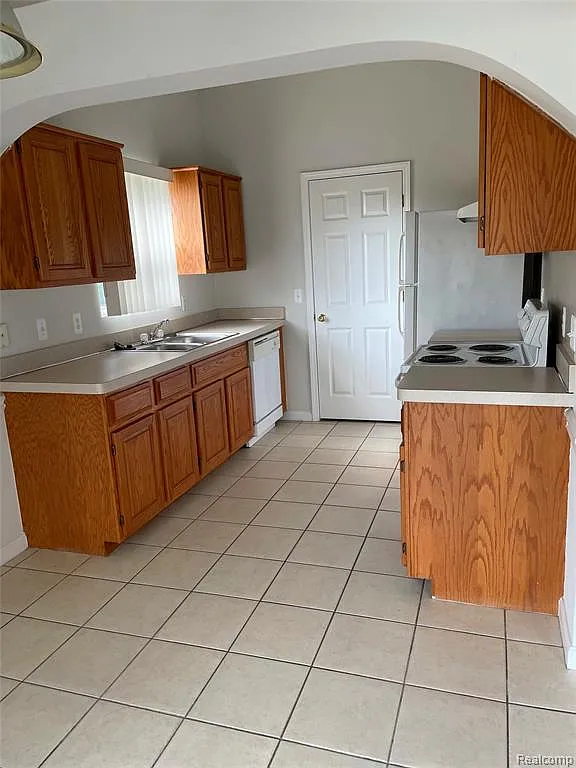 8210 W Annsbury Cir — Photo 2
