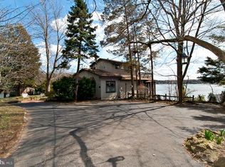 422 Riverside Dr, Pasadena, MD 21122