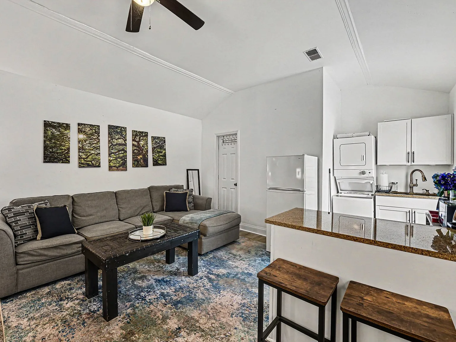 Studio, 420 sqft, $1,950 — Photo 3