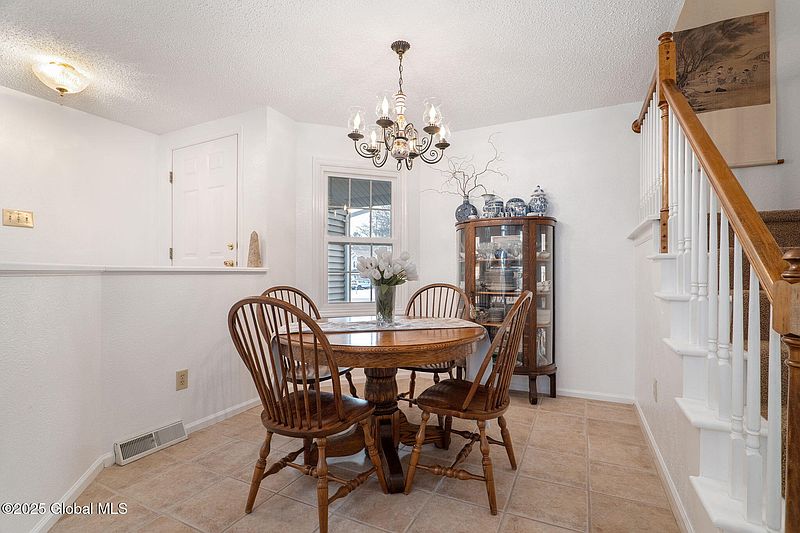 5th image of 543 Highwood Circle